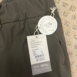 Vuori miles ankle pant, size xs. Oregano color. New with tag